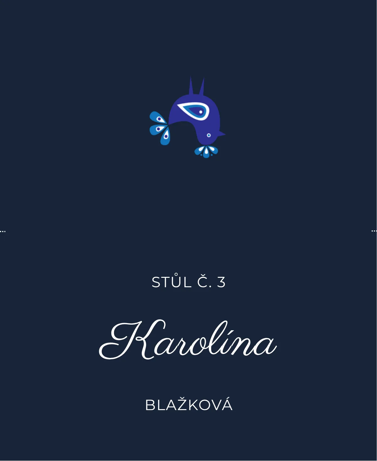 Jmenovka na svatební stůl s jedním modrým lidovým ptáčkem, jménem Karolina Blažková a číslem stolu 3