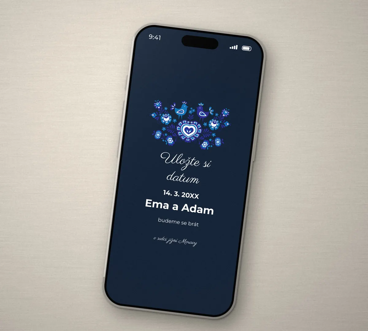 Elektronické svatební oznámení s modrými ptáčky na displeji mobilního telefonu
